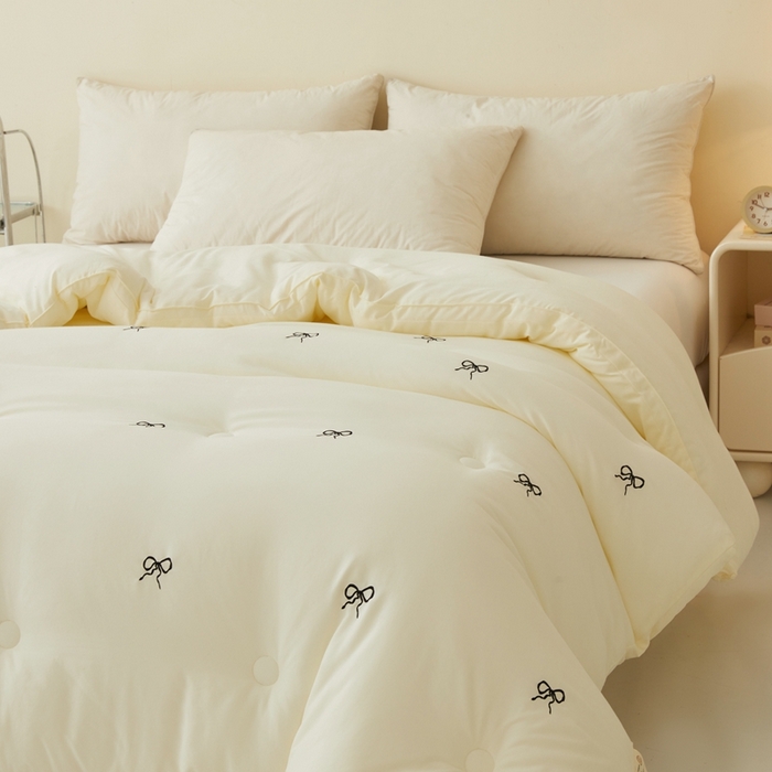 91家纺网 家纺一手货源 找家纺 维洋家纺 2025新款双层纱云感刺绣大豆被被子被芯 奶油蝴蝶结