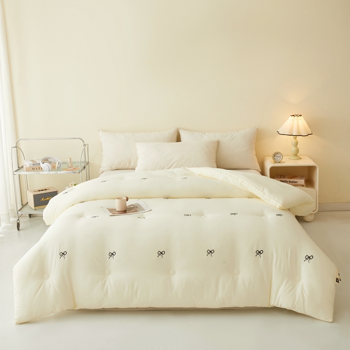 91家纺网 家纺一手货源 找家纺 维洋家纺 2025新款双层纱云感刺绣大豆被被子被芯 奶油蝴蝶结