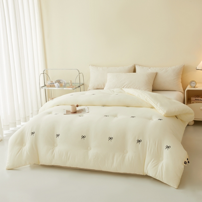 91家纺网 家纺一手货源 找家纺 维洋家纺 2025新款双层纱云感刺绣大豆被被子被芯 奶油蝴蝶结