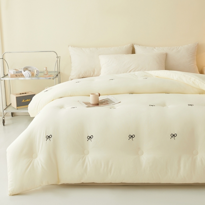 91家纺网 家纺一手货源 找家纺 维洋家纺 2025新款双层纱云感刺绣大豆被被子被芯 奶油蝴蝶结