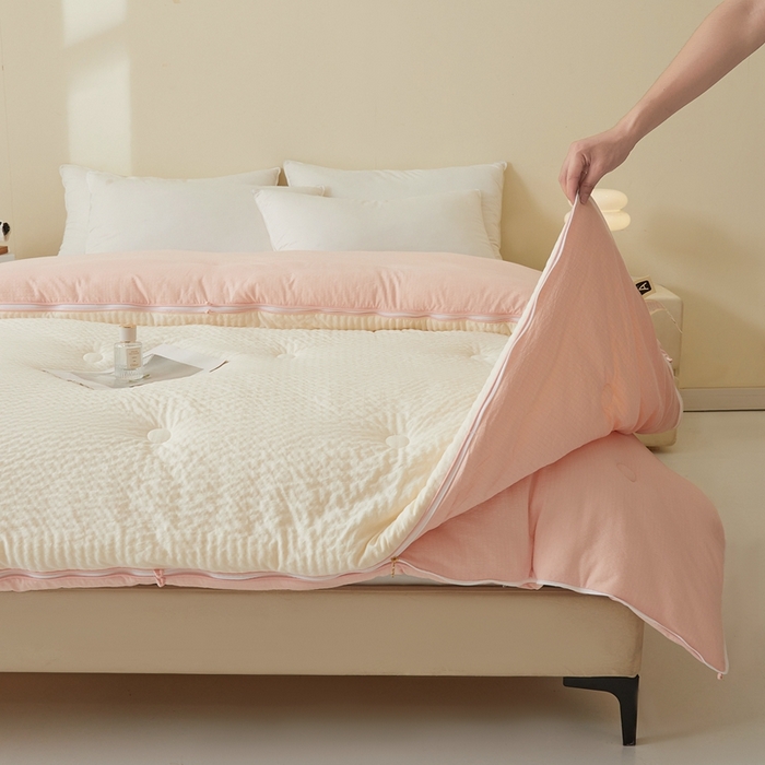 91家纺网 家纺一手货源 找家纺 维洋家纺 2025新款泡泡纱大豆被被子被芯 米黄+樱花粉