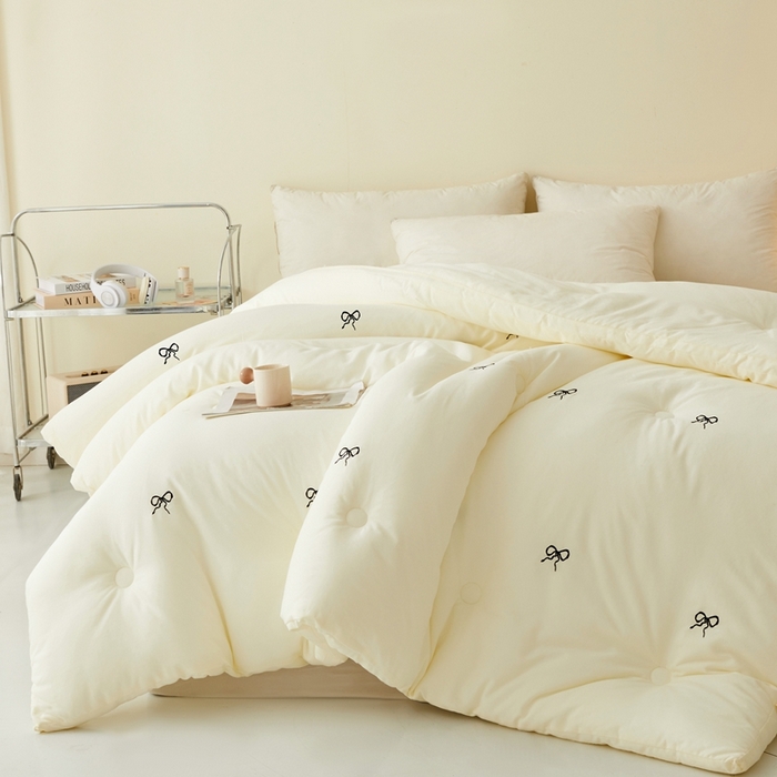 91家纺网 家纺一手货源 找家纺 维洋家纺 2025新款双层纱云感刺绣大豆被被子被芯 奶油蝴蝶结