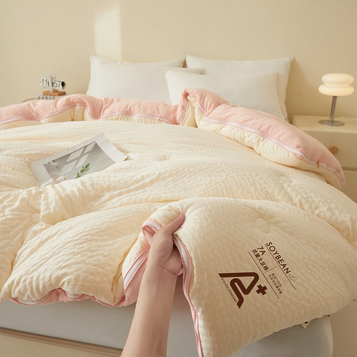 91家纺网 家纺一手货源 找家纺 维洋家纺 2025新款泡泡纱大豆被被子被芯 米黄+樱花粉