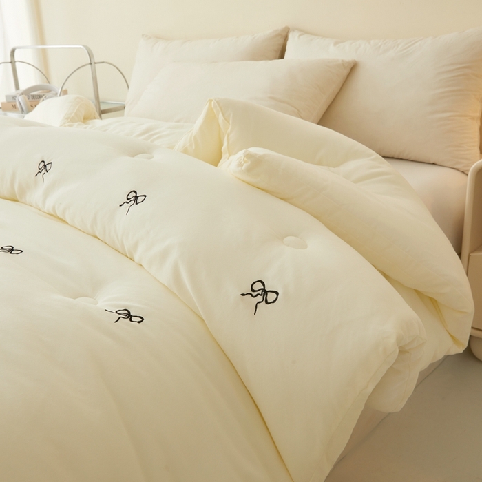 91家纺网 家纺一手货源 找家纺 维洋家纺 2025新款双层纱云感刺绣大豆被被子被芯 奶油蝴蝶结