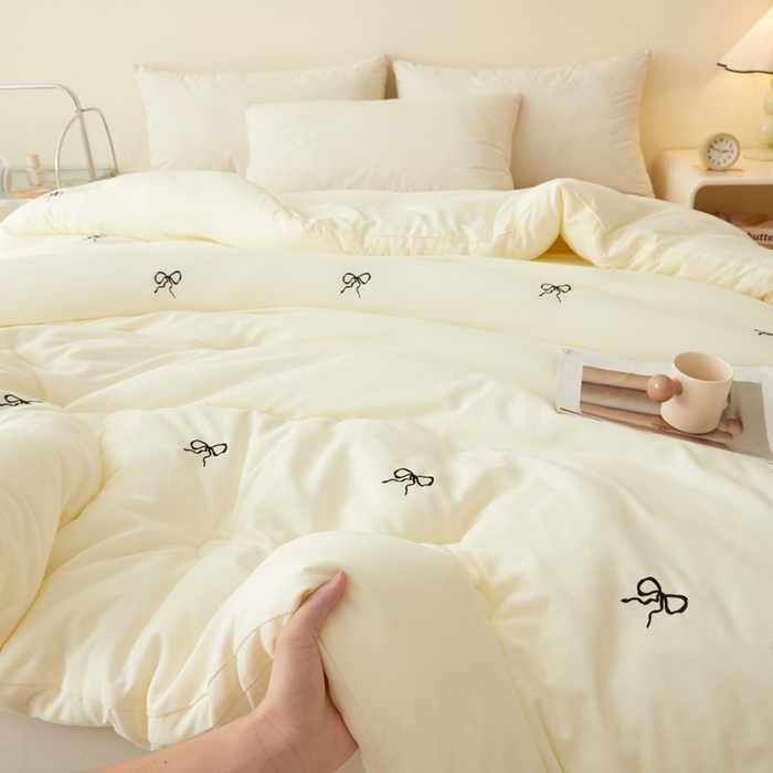 91家纺网 家纺一手货源 找家纺 维洋家纺 2025新款双层纱云感刺绣大豆被被子被芯 奶油蝴蝶结