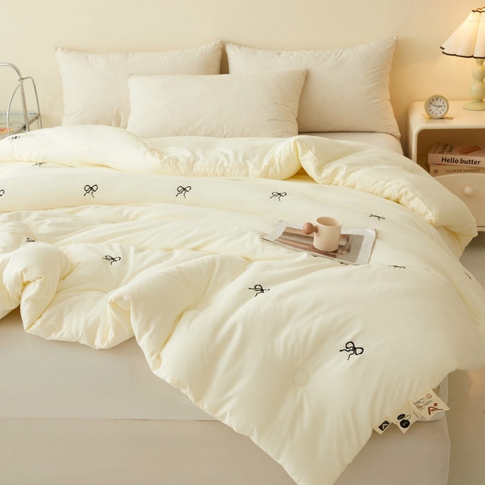 91家纺网 家纺一手货源 找家纺 维洋家纺 2025新款双层纱云感刺绣大豆被被子被芯 奶油蝴蝶结