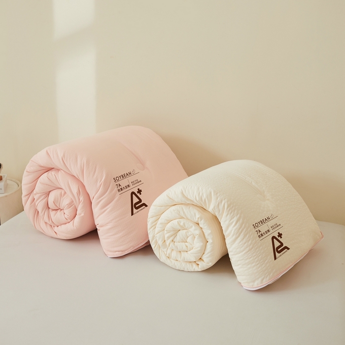 91家纺网 家纺一手货源 找家纺 维洋家纺 2025新款泡泡纱大豆被被子被芯 米黄+樱花粉