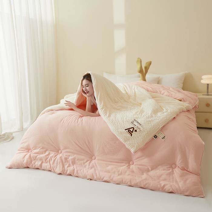 91家纺网 家纺一手货源 找家纺 维洋家纺 2025新款泡泡纱大豆被被子被芯 米黄+樱花粉