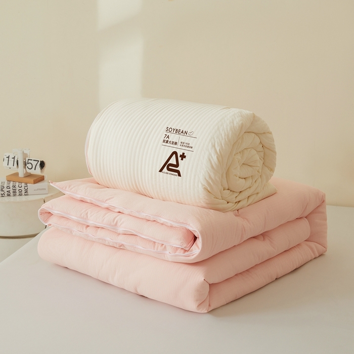 91家纺网 家纺一手货源 找家纺 维洋家纺 2025新款泡泡纱大豆被被子被芯 米黄+樱花粉