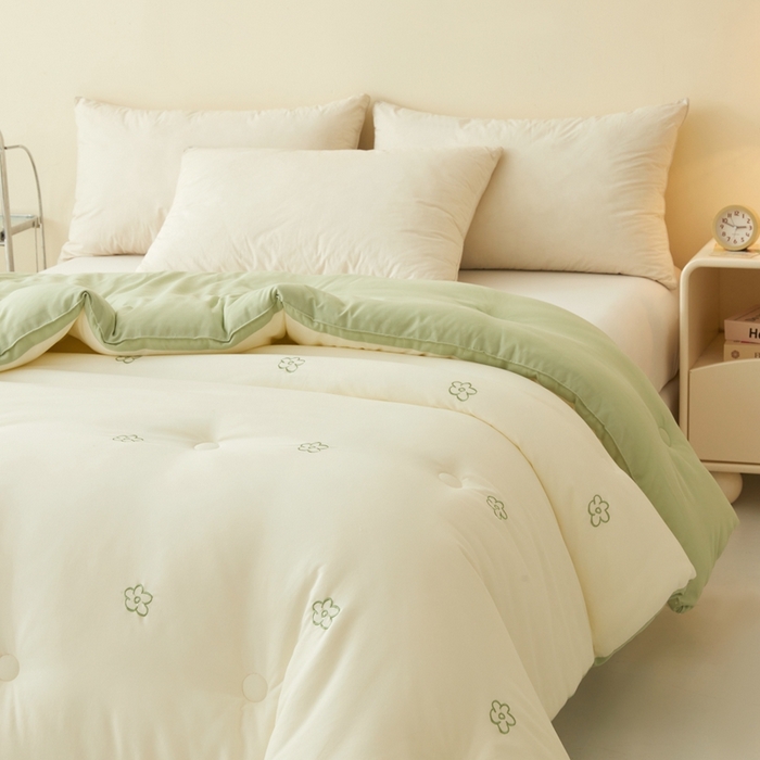 91家纺网 家纺一手货源 找家纺 维洋家纺 2025新款双层纱云感刺绣大豆被被子被芯 奶油绿花朵
