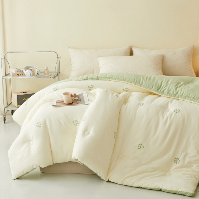 91家纺网 家纺一手货源 找家纺 维洋家纺 2025新款双层纱云感刺绣大豆被被子被芯 奶油绿花朵