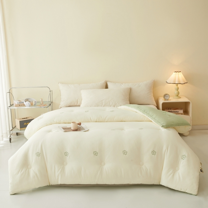 91家纺网 家纺一手货源 找家纺 维洋家纺 2025新款双层纱云感刺绣大豆被被子被芯 奶油绿花朵