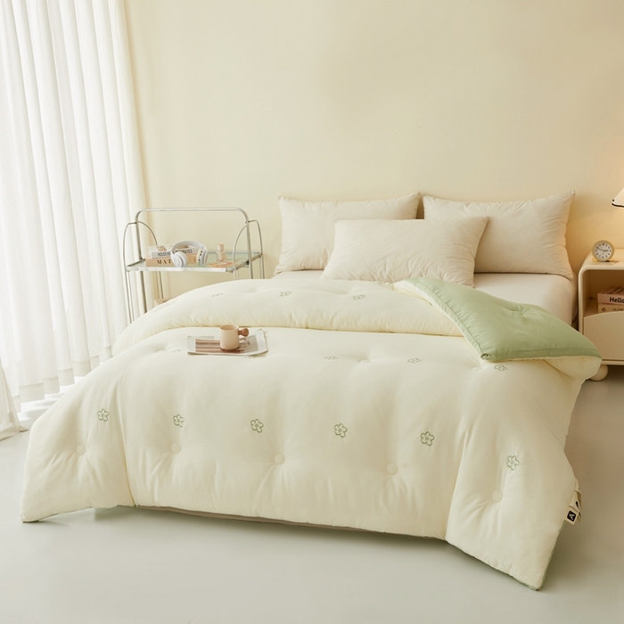 91家纺网 家纺一手货源 找家纺 维洋家纺 2025新款双层纱云感刺绣大豆被被子被芯 奶油绿花朵