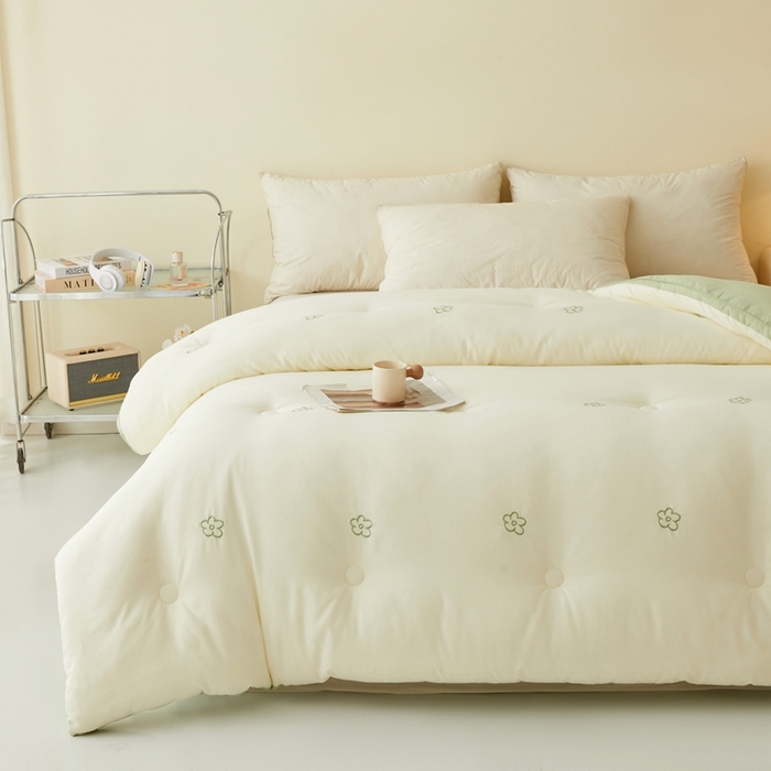 91家纺网 家纺一手货源 找家纺 维洋家纺 2025新款双层纱云感刺绣大豆被被子被芯 奶油绿花朵