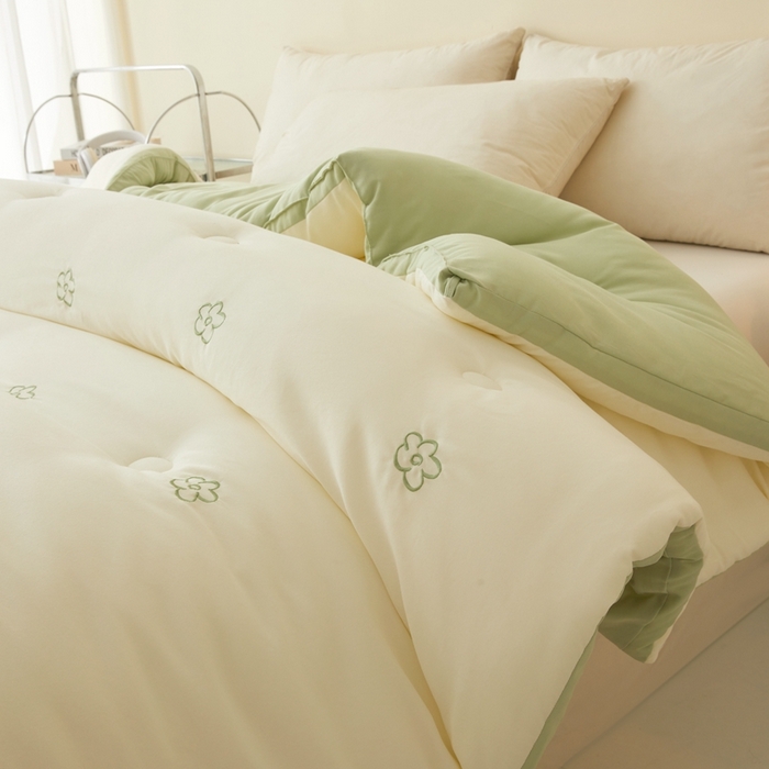 91家纺网 家纺一手货源 找家纺 维洋家纺 2025新款双层纱云感刺绣大豆被被子被芯 奶油绿花朵