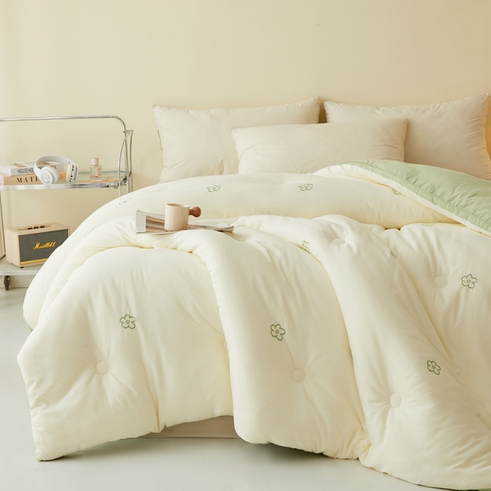 91家纺网 家纺一手货源 找家纺 维洋家纺 2025新款双层纱云感刺绣大豆被被子被芯 奶油绿花朵