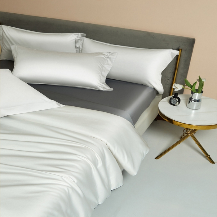 91家纺网 家纺一手货源 找家纺 柔觉家纺 2025新款100支长绒棉A类纯色双拼素色全棉四件套 纯洁白＆富贵灰