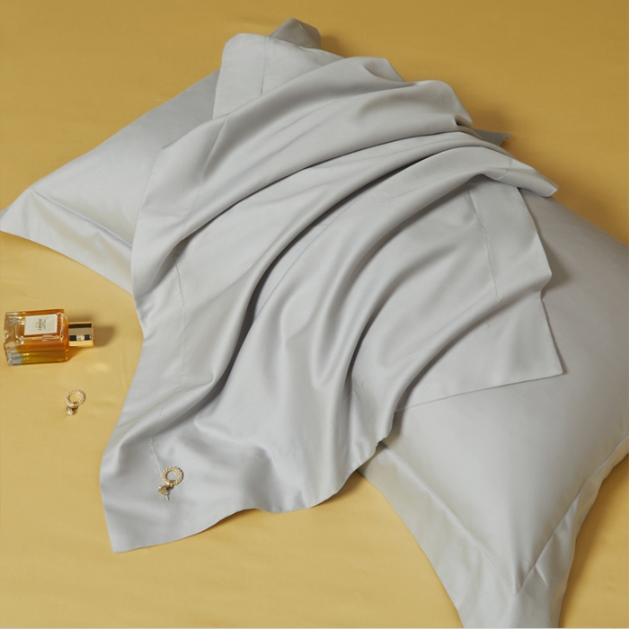 91家纺网 家纺一手货源 找家纺 柔觉家纺 2025新款100支长绒棉A类纯色双拼素色全棉四件套 雅致银＆柠檬黄