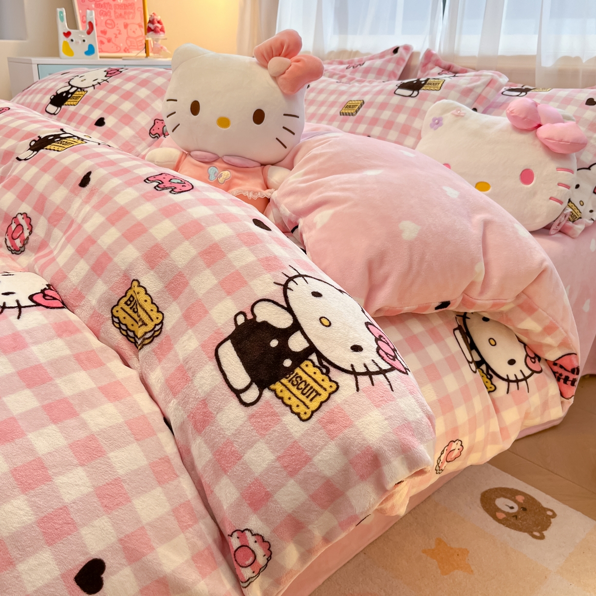 91家纺网 家纺一手货源 找家纺 暮思家居 2025新款三丽鸥正版授权高克重200克加厚保暖卡通牛奶绒四件套 牛奶绒-粉格kt