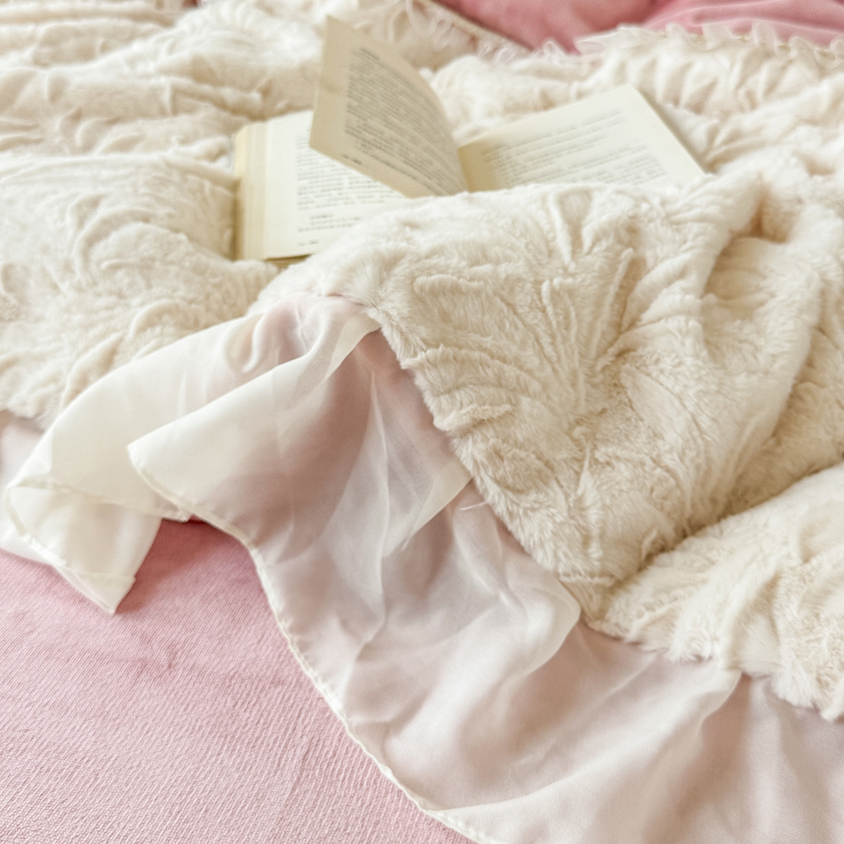 91家纺网 家纺一手货源 找家纺 （总）慕克斯家纺 2025新款9斤韩版兔毛拼接牛奶绒法式雪纺花边四件套 法芙娜系列