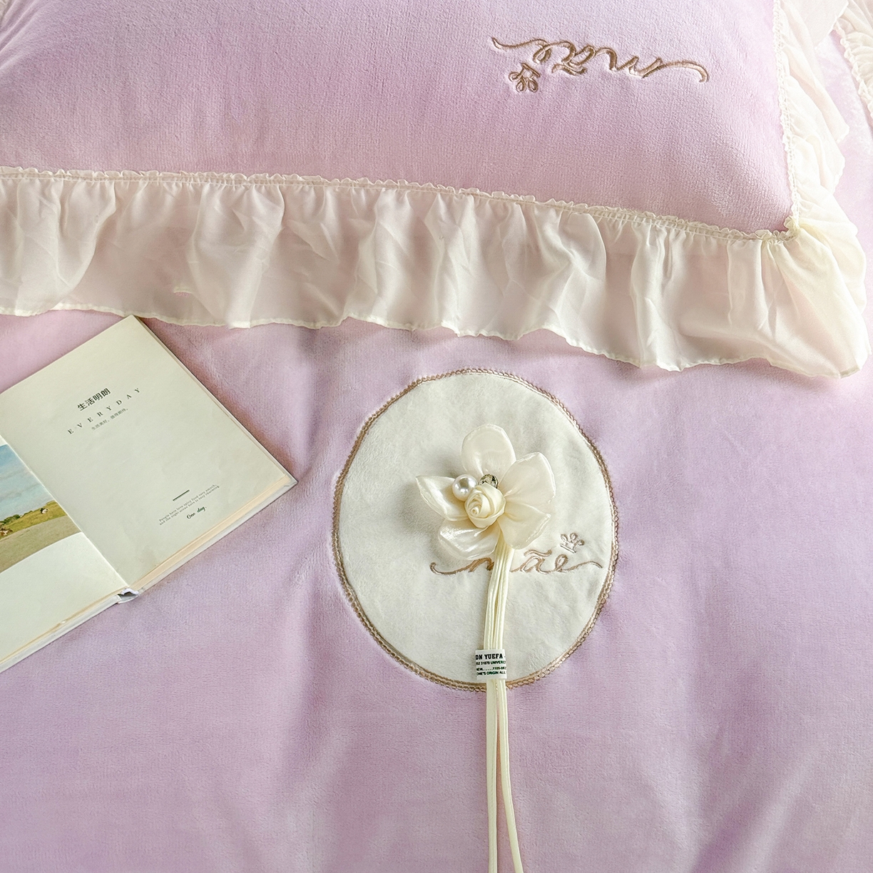 91家纺网 家纺一手货源 找家纺 慕克斯家纺 2025新款牛奶绒韩版贴布绣四件套 遇见系列 遇见-浅紫