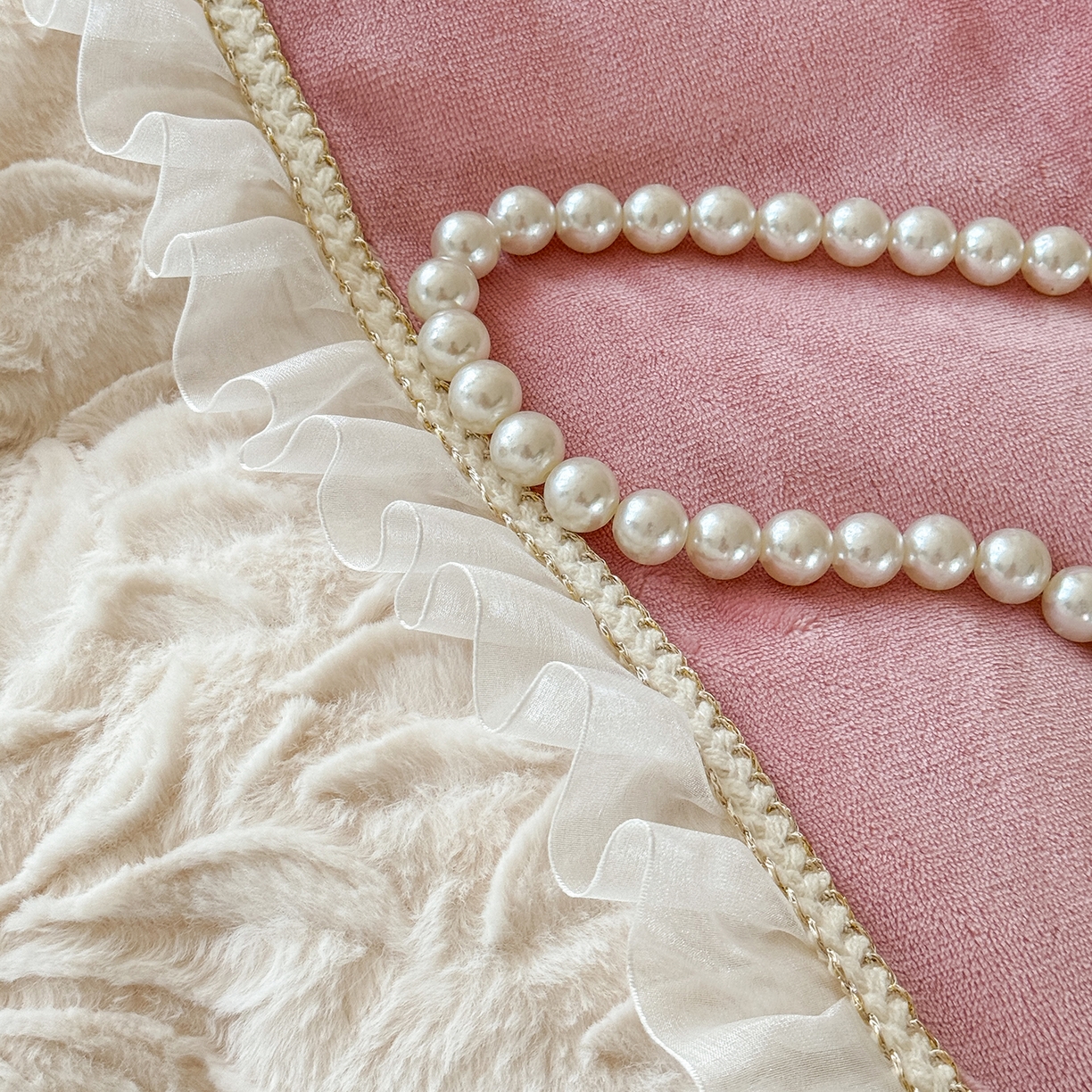 91家纺网 家纺一手货源 找家纺 慕克斯家纺 2025新款9斤韩版兔毛拼接牛奶绒法式雪纺花边四件套 法芙娜系列 法芙娜-粉豆沙