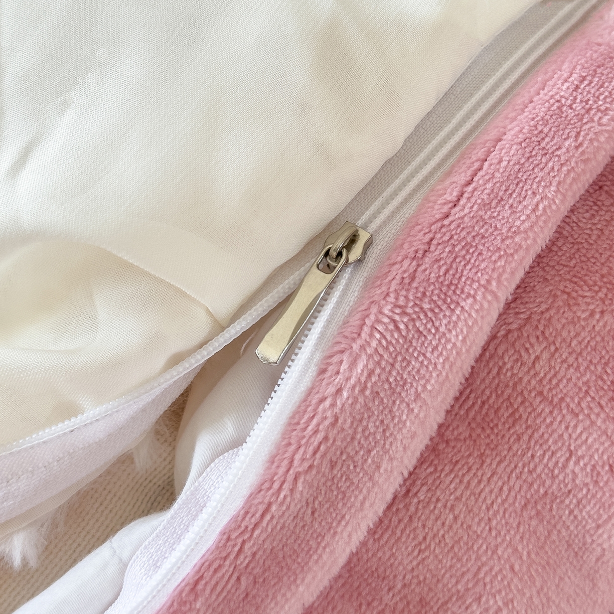 91家纺网 家纺一手货源 找家纺 慕克斯家纺 2025新款9斤韩版兔毛拼接牛奶绒法式雪纺花边四件套 法芙娜系列 法芙娜-粉豆沙