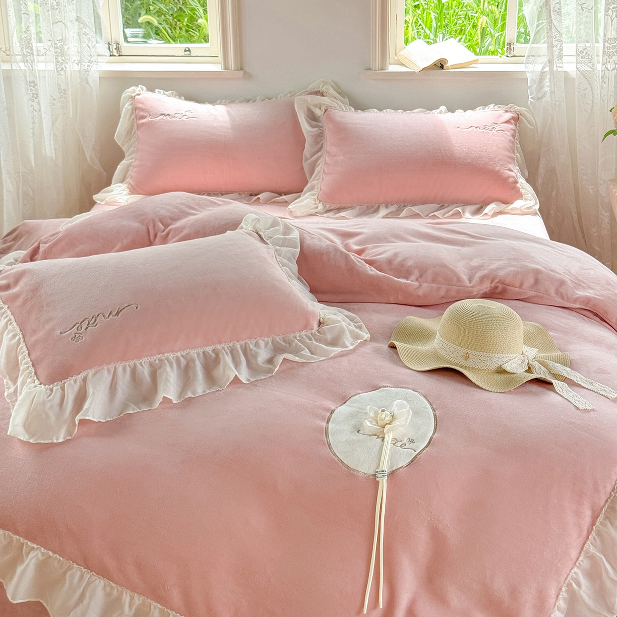 91家纺网 家纺一手货源 找家纺 慕克斯家纺 2025新款牛奶绒韩版贴布绣四件套 遇见系列 遇见-肉粉