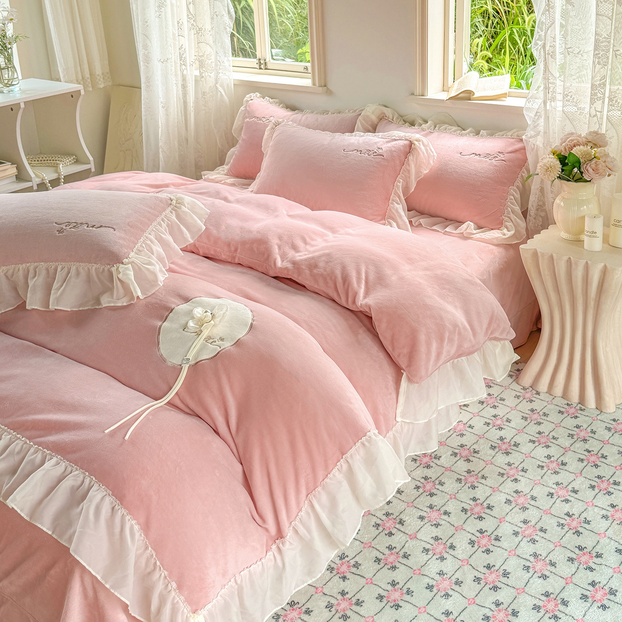 91家纺网 家纺一手货源 找家纺 慕克斯家纺 2025新款牛奶绒韩版贴布绣四件套 遇见系列 遇见-肉粉