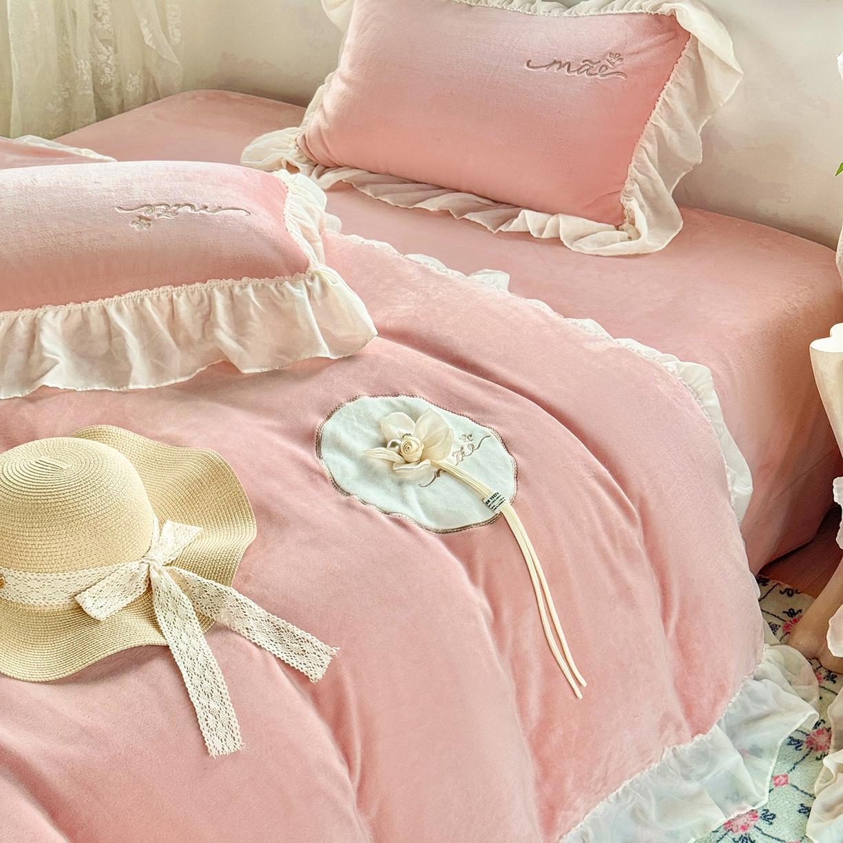 91家纺网 家纺一手货源 找家纺 慕克斯家纺 2025新款牛奶绒韩版贴布绣四件套 遇见系列 遇见-肉粉