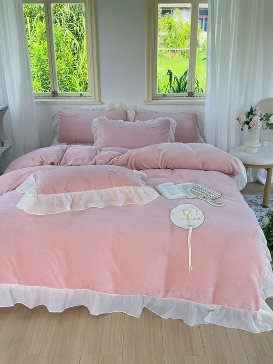 91家纺网 家纺一手货源 找家纺 慕克斯家纺 2025新款牛奶绒韩版贴布绣四件套 遇见系列 遇见-肉粉