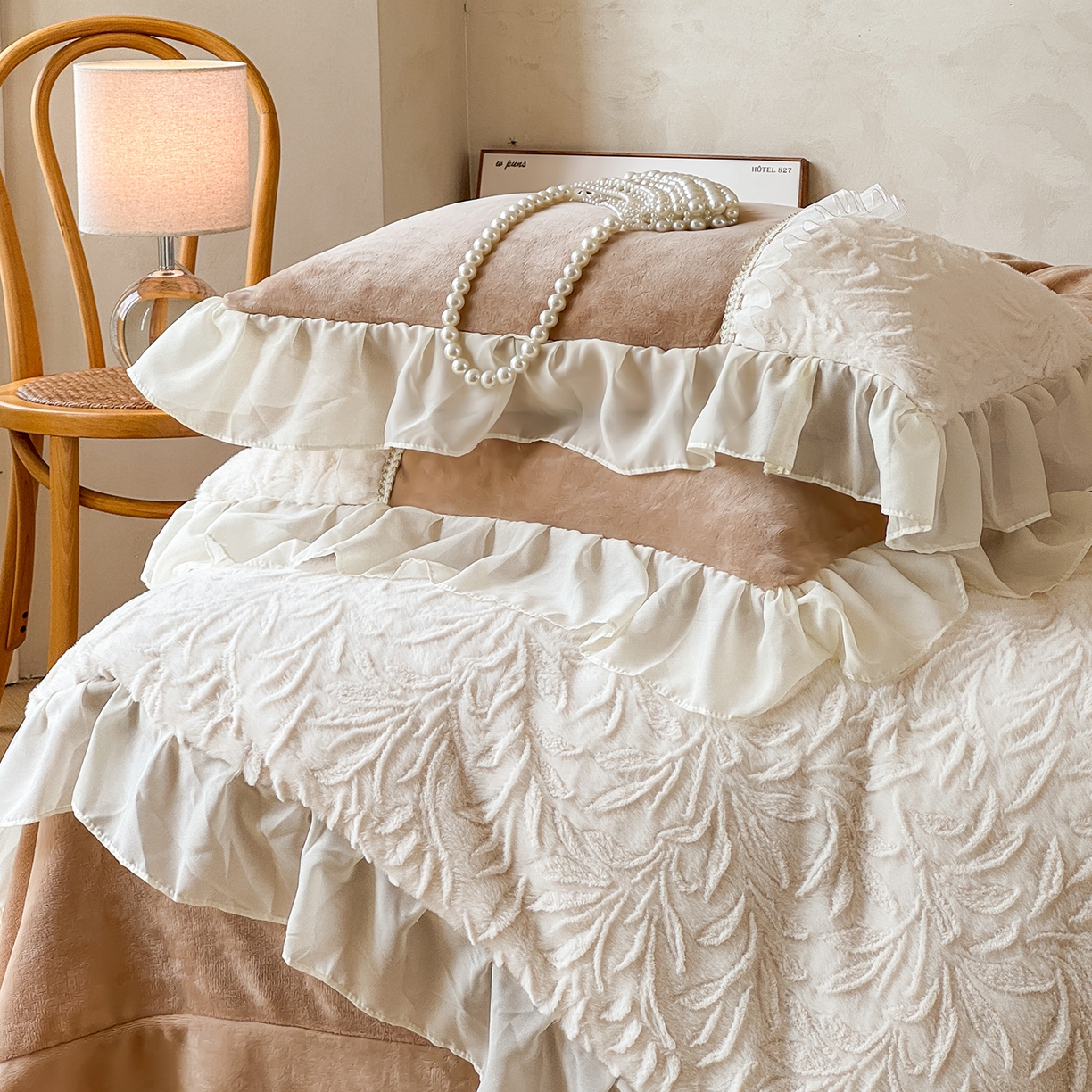 91家纺网 家纺一手货源 找家纺 慕克斯家纺 2025新款9斤韩版兔毛拼接牛奶绒法式雪纺花边四件套 法芙娜系列 法芙娜-卡其