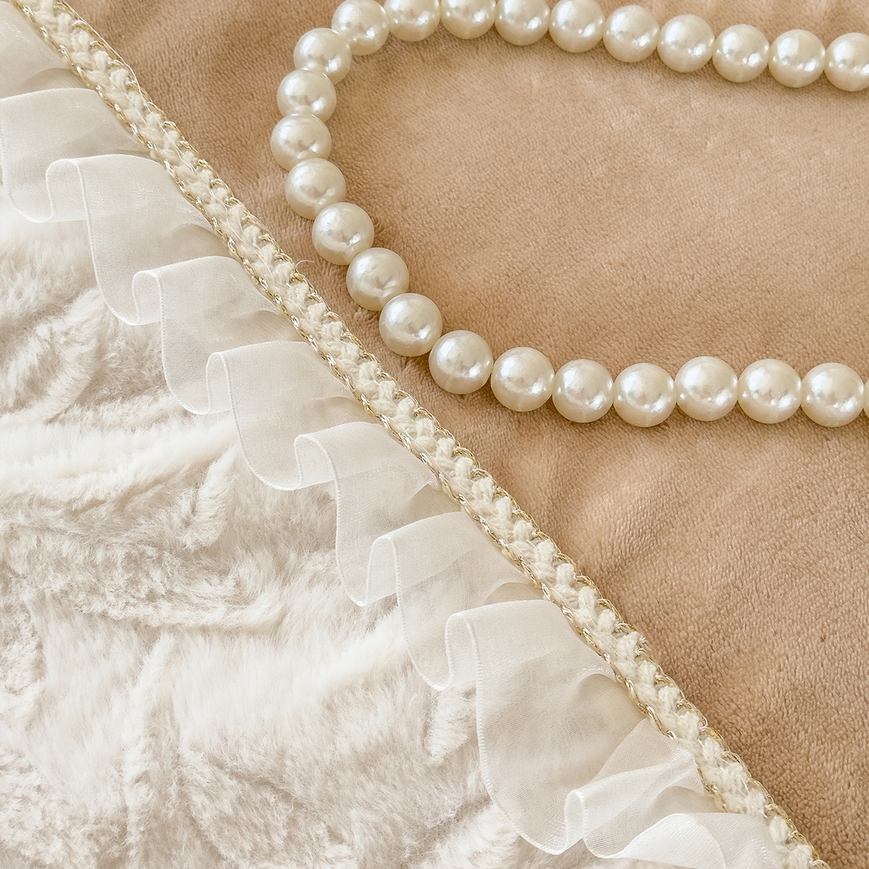 91家纺网 家纺一手货源 找家纺 慕克斯家纺 2025新款9斤韩版兔毛拼接牛奶绒法式雪纺花边四件套 法芙娜系列 法芙娜-卡其