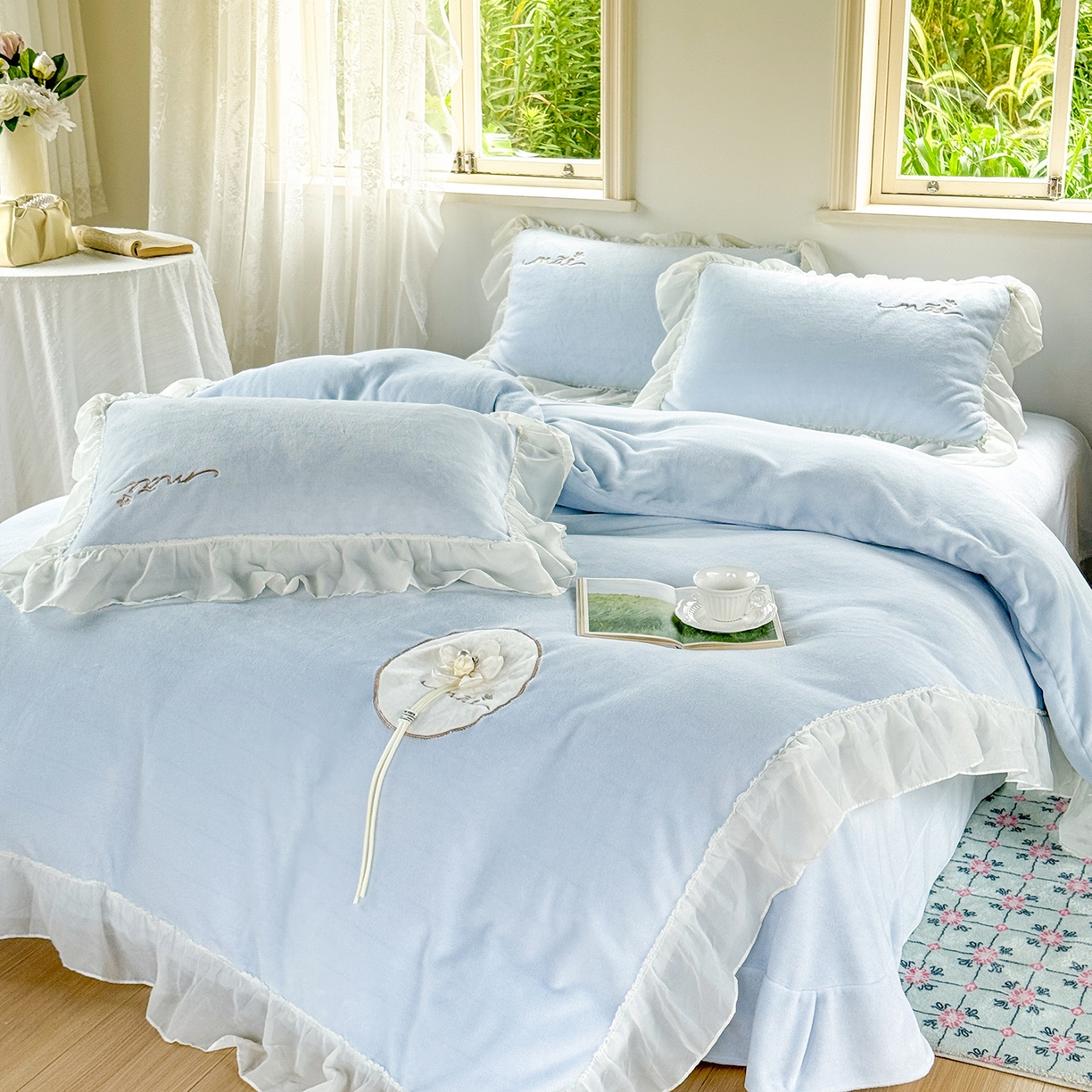 91家纺网 家纺一手货源 找家纺 慕克斯家纺 2025新款牛奶绒韩版贴布绣四件套 遇见系列 遇见-水兰