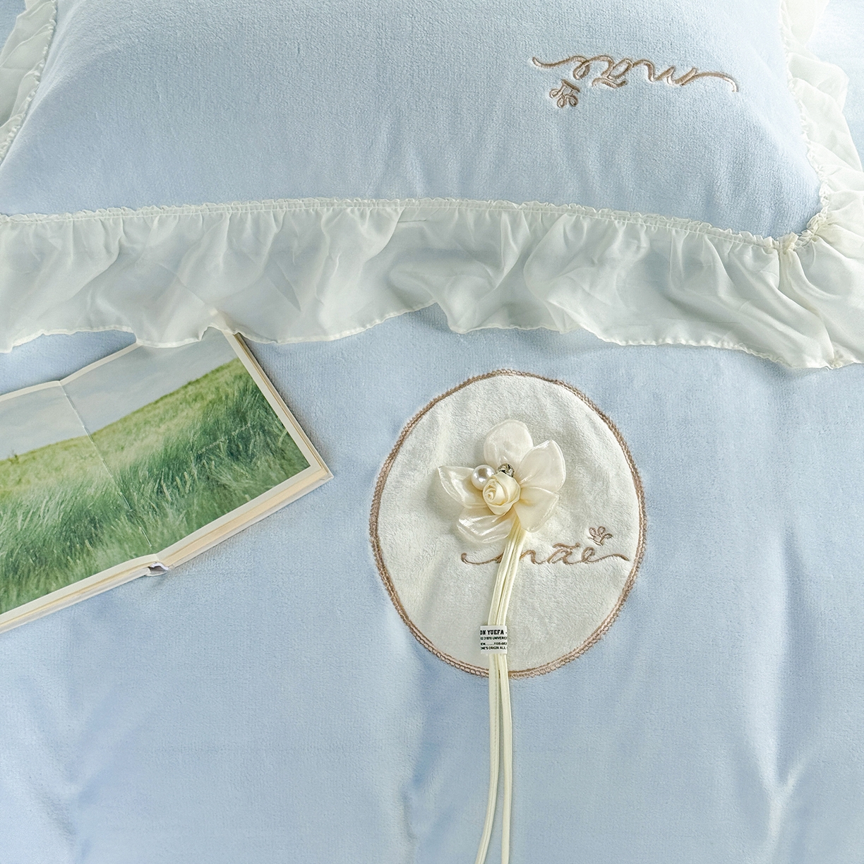 91家纺网 家纺一手货源 找家纺 慕克斯家纺 2025新款牛奶绒韩版贴布绣四件套 遇见系列 遇见-水兰