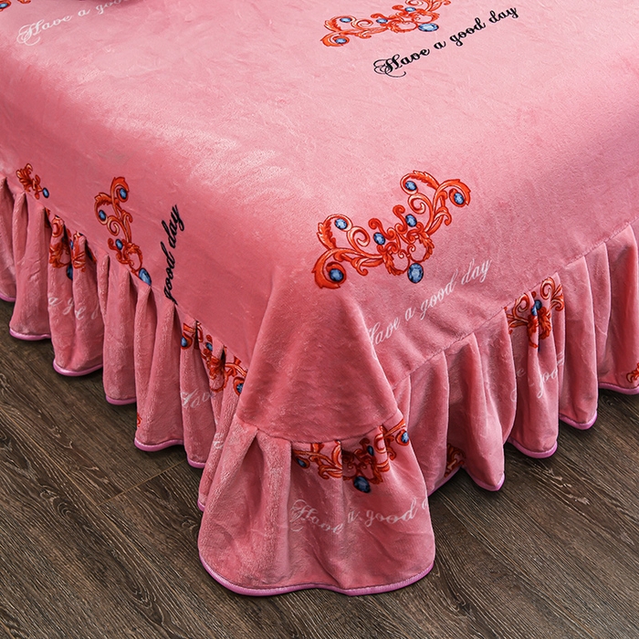 91家纺网 家纺一手货源 找家纺 梦宴 2025新款冬季牛奶绒加厚保暖床裙款法兰绒珊瑚绒四件套床上用品 粉恋