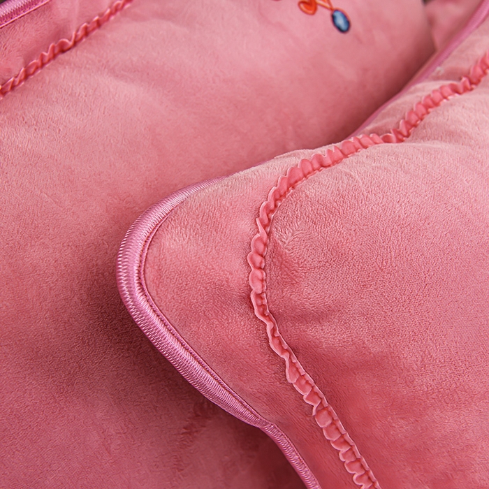 91家纺网 家纺一手货源 找家纺 梦宴 2025新款冬季牛奶绒加厚保暖床裙款法兰绒珊瑚绒四件套床上用品 粉恋