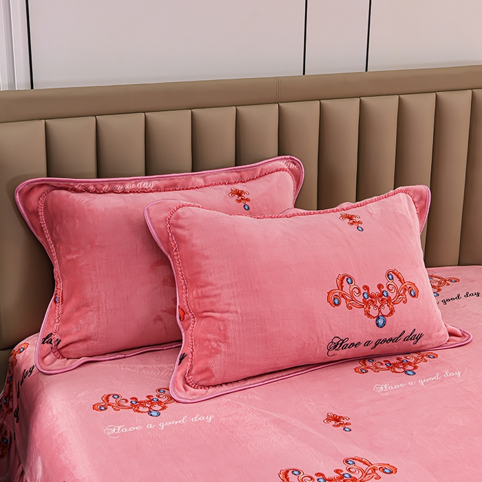 91家纺网 家纺一手货源 找家纺 梦宴 2025新款冬季牛奶绒加厚保暖床裙款法兰绒珊瑚绒四件套床上用品 粉恋