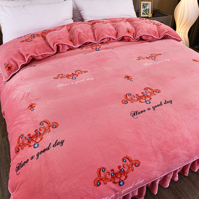 91家纺网 家纺一手货源 找家纺 梦宴 2025新款冬季牛奶绒加厚保暖床裙款法兰绒珊瑚绒四件套床上用品 粉恋