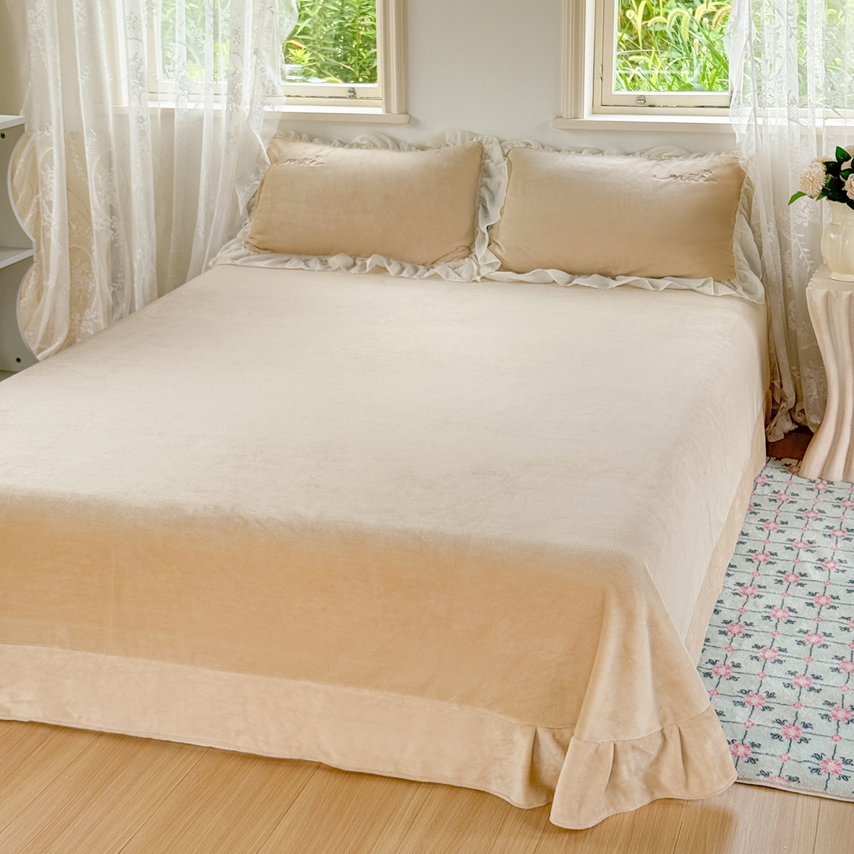 91家纺网 家纺一手货源 找家纺 慕克斯家纺 2025新款牛奶绒韩版贴布绣四件套 遇见系列 遇见-驼