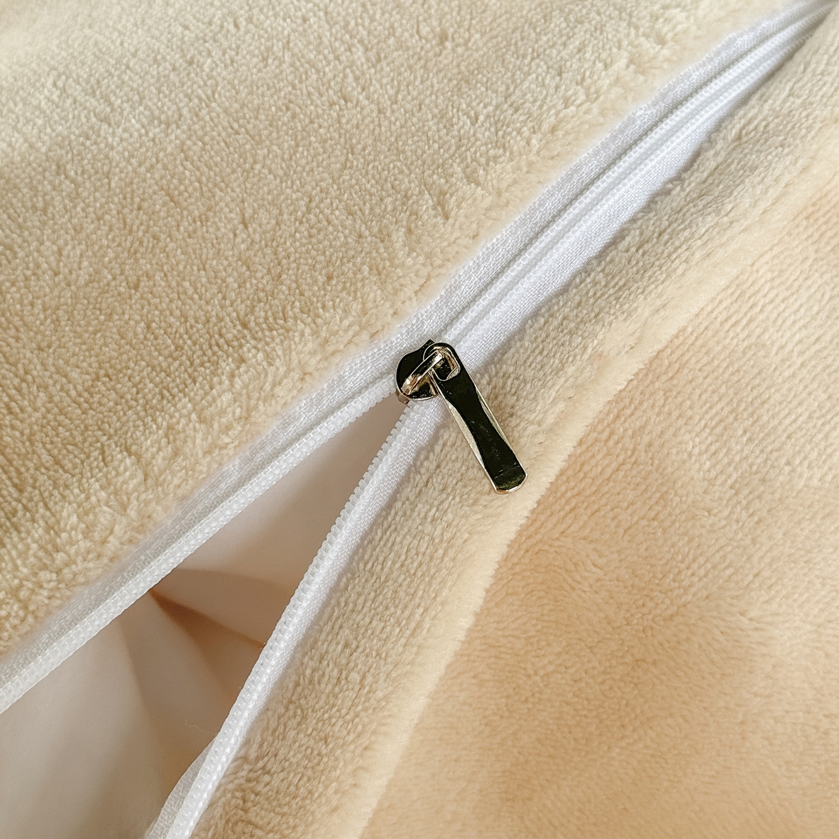 91家纺网 家纺一手货源 找家纺 慕克斯家纺 2025新款牛奶绒韩版贴布绣四件套 遇见系列 遇见-驼