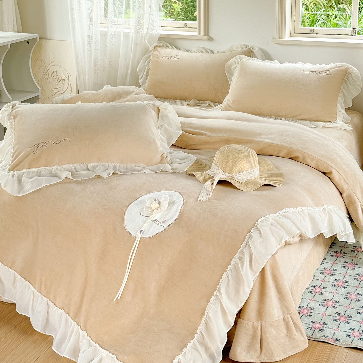 91家纺网 家纺一手货源 找家纺 慕克斯家纺 2025新款牛奶绒韩版贴布绣四件套 遇见系列 遇见-驼