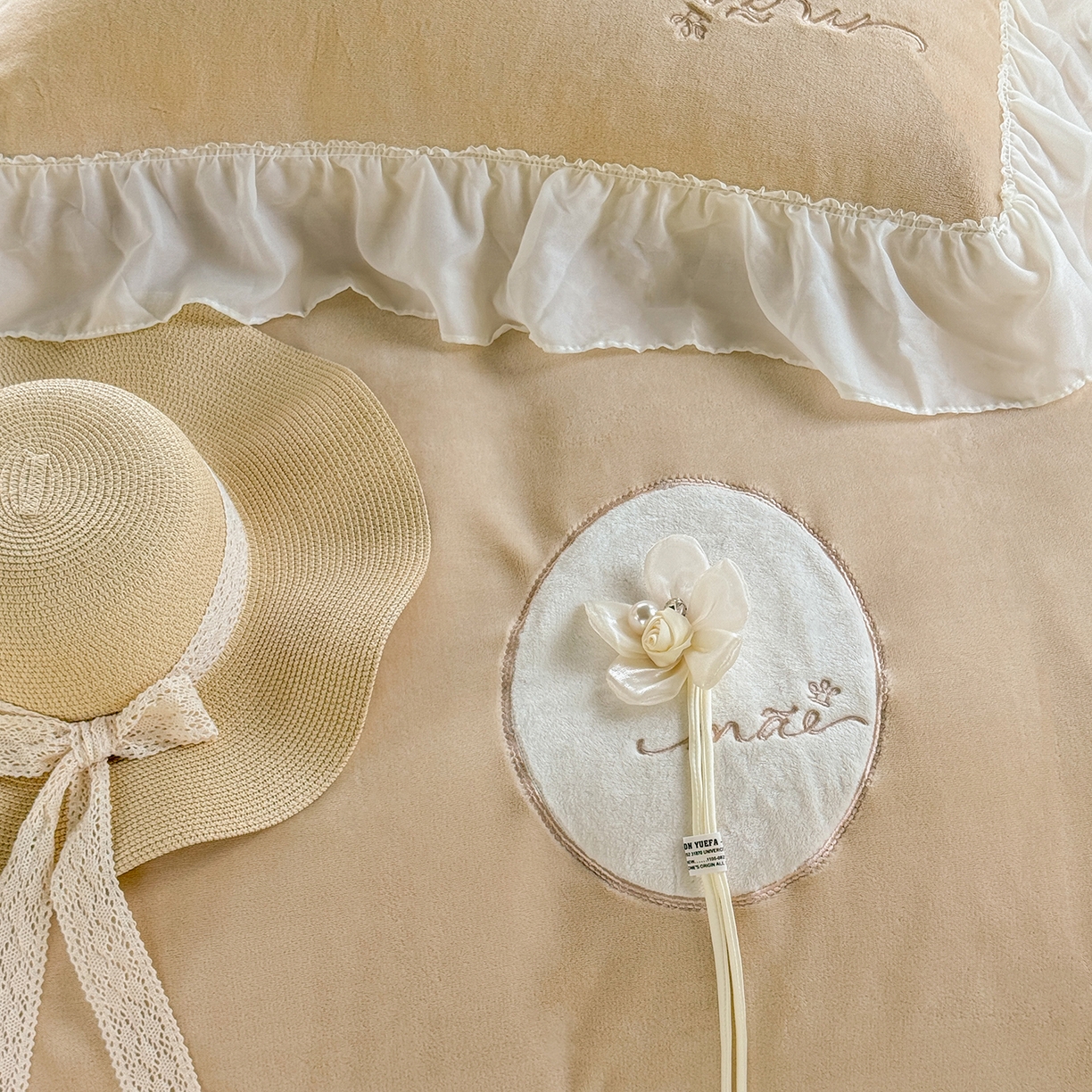 91家纺网 家纺一手货源 找家纺 慕克斯家纺 2025新款牛奶绒韩版贴布绣四件套 遇见系列 遇见-驼