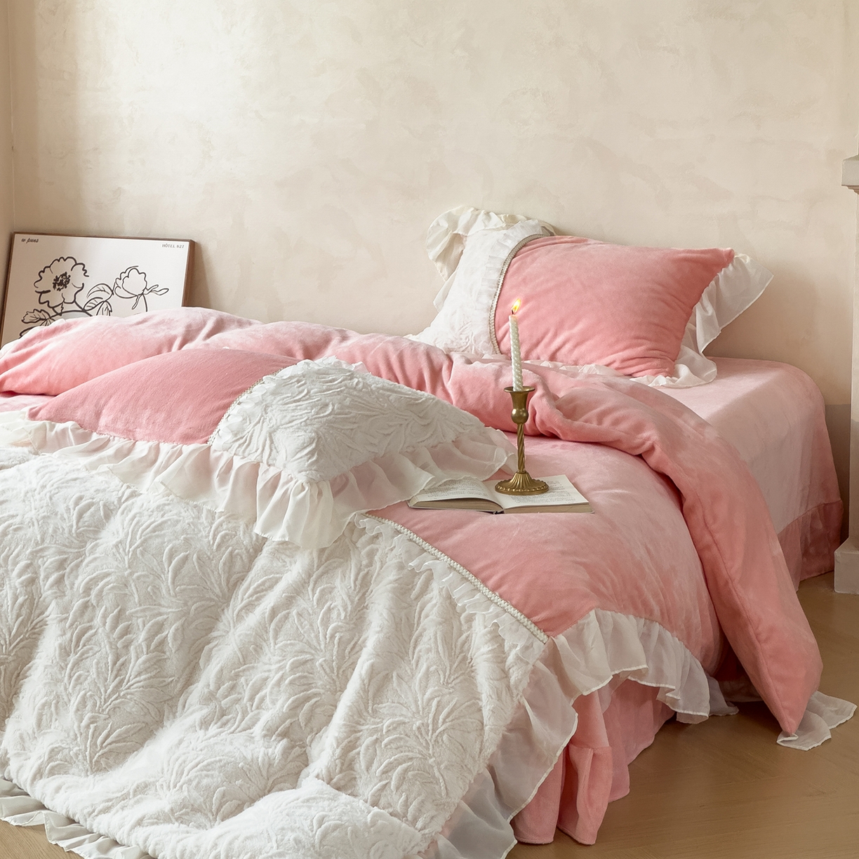 91家纺网 家纺一手货源 找家纺 慕克斯家纺 2025新款9斤韩版兔毛拼接牛奶绒法式雪纺花边四件套 法芙娜系列 法芙娜-木槿粉