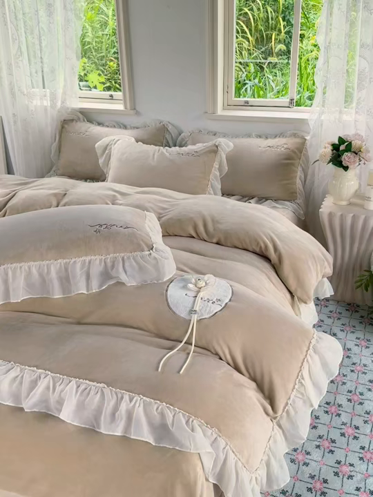 91家纺网 家纺一手货源 找家纺 慕克斯家纺 2025新款牛奶绒韩版贴布绣四件套 遇见系列 遇见-驼