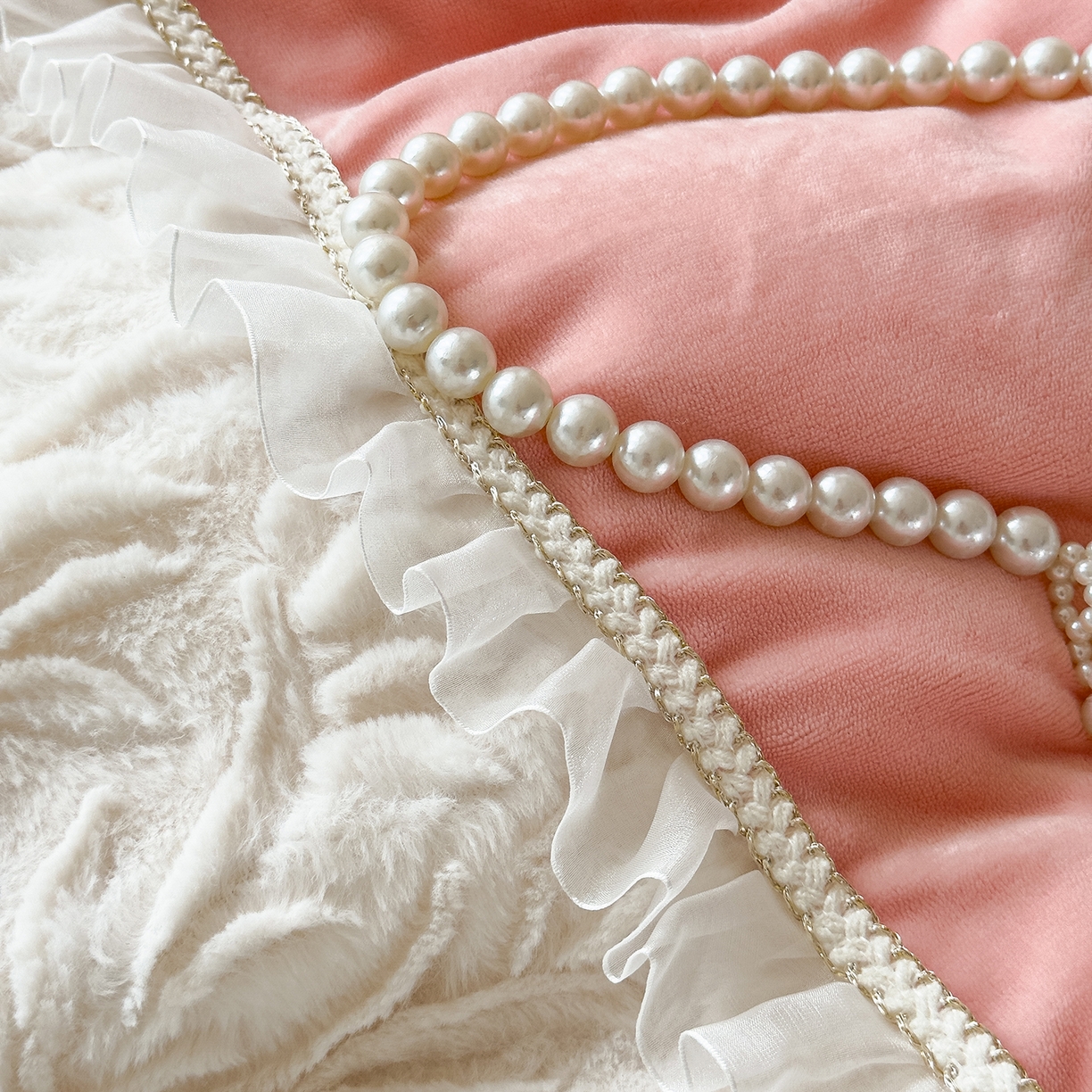 91家纺网 家纺一手货源 找家纺 慕克斯家纺 2025新款9斤韩版兔毛拼接牛奶绒法式雪纺花边四件套 法芙娜系列 法芙娜-木槿粉