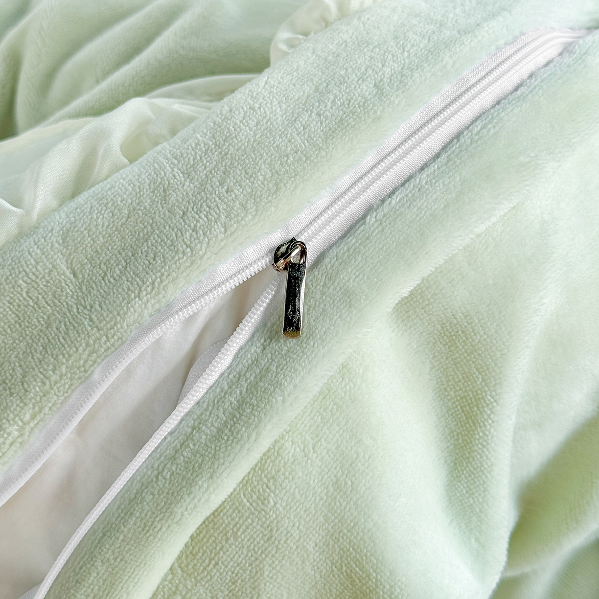 91家纺网 家纺一手货源 找家纺 慕克斯家纺 2025新款牛奶绒韩版贴布绣四件套 遇见系列 遇见-韵绿