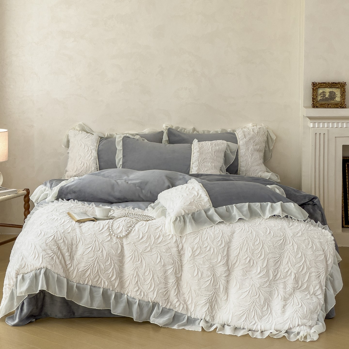 91家纺网 家纺一手货源 找家纺 慕克斯家纺 2025新款9斤韩版兔毛拼接牛奶绒法式雪纺花边四件套 法芙娜系列 法芙娜-绅士灰