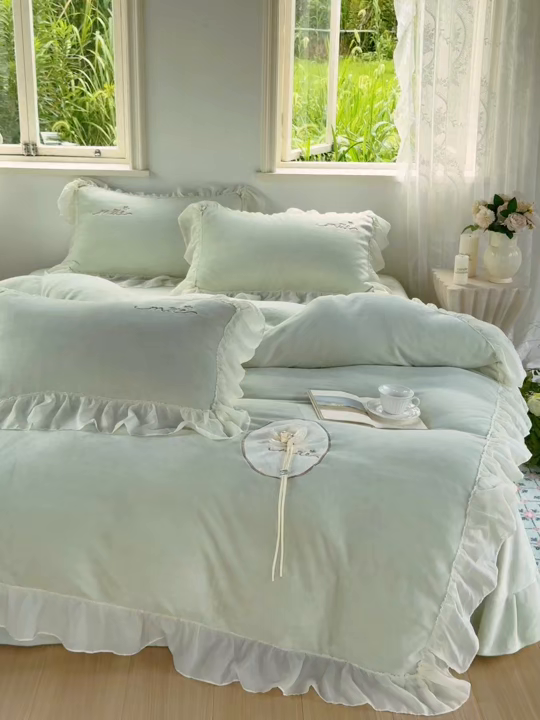 91家纺网 家纺一手货源 找家纺 慕克斯家纺 2025新款牛奶绒韩版贴布绣四件套 遇见系列 遇见-韵绿