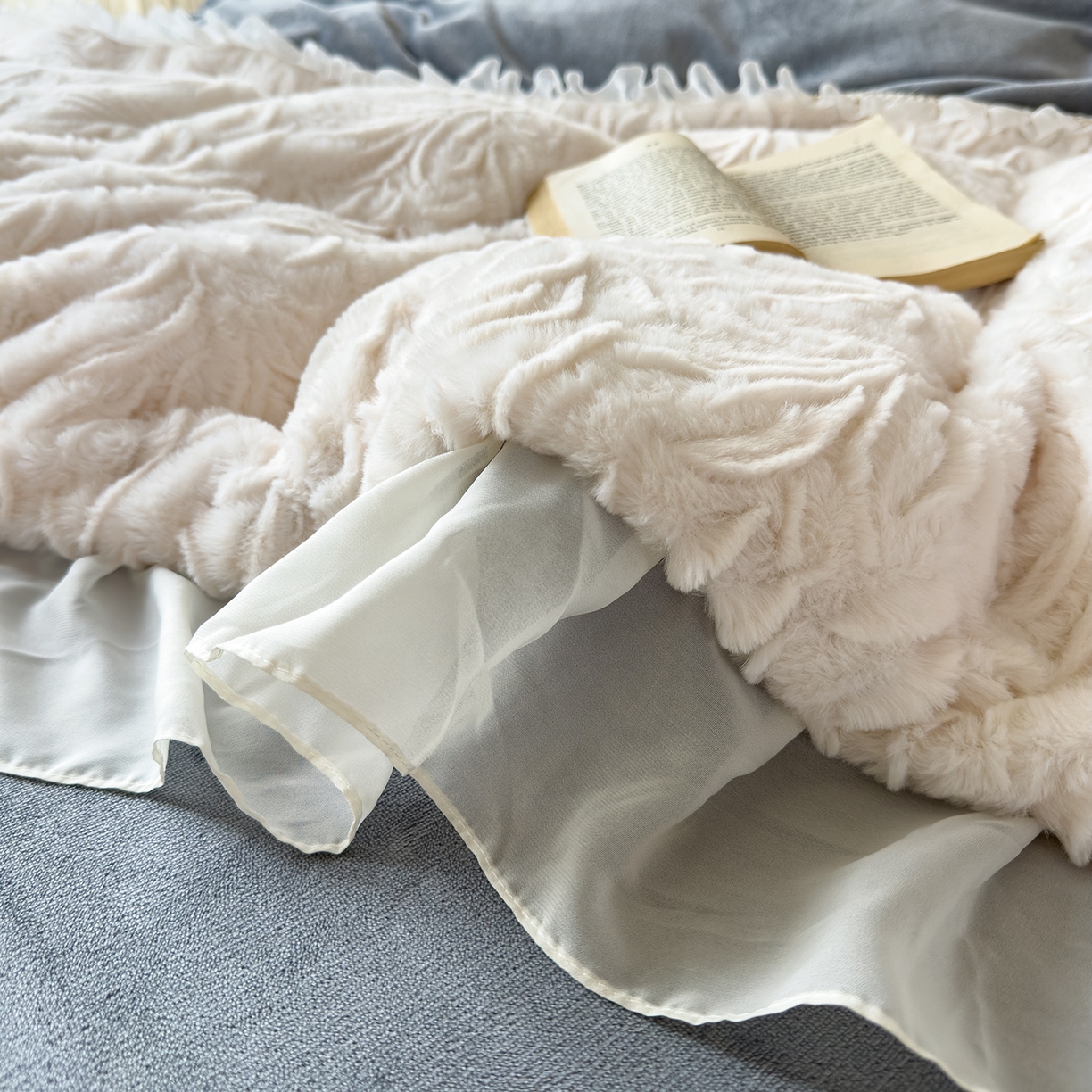 91家纺网 家纺一手货源 找家纺 慕克斯家纺 2025新款9斤韩版兔毛拼接牛奶绒法式雪纺花边四件套 法芙娜系列 法芙娜-绅士灰